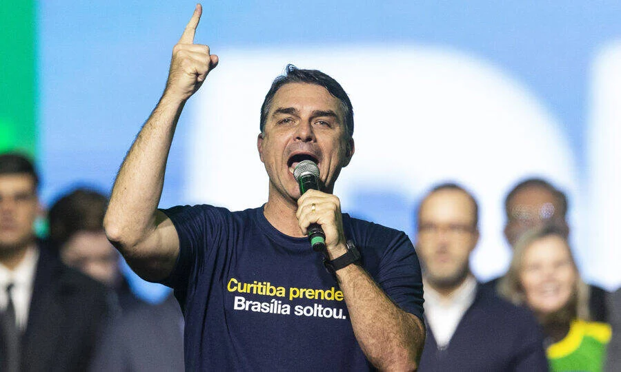 Flávio Bolsonaro intensifica articulações em Minas e fortalece embate com Lula