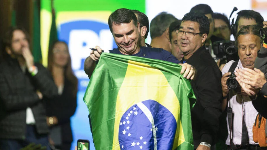 Flávio Bolsonaro lança jingle ‘Vem com Fé’ e conquista evangélicos contra Lula