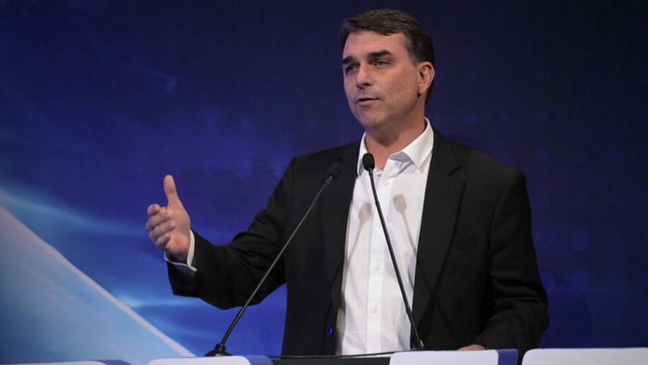 Flávio Bolsonaro processa André Janones no STF por injúria e pede R$ 20 mil