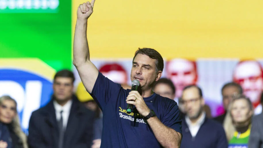 Flávio Bolsonaro promete indicar conservadores ao STF e critica Lula