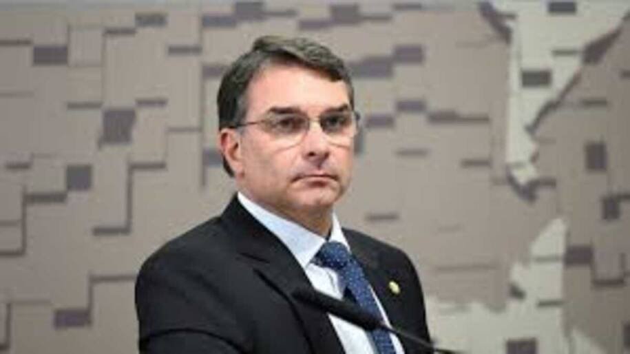 Flávio Bolsonaro promete manter pisos da saúde e educação enquanto critica impostos de Lula