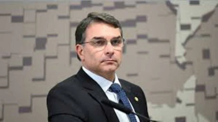 Flávio Bolsonaro promete manter pisos da saúde e educação enquanto critica impostos de Lula