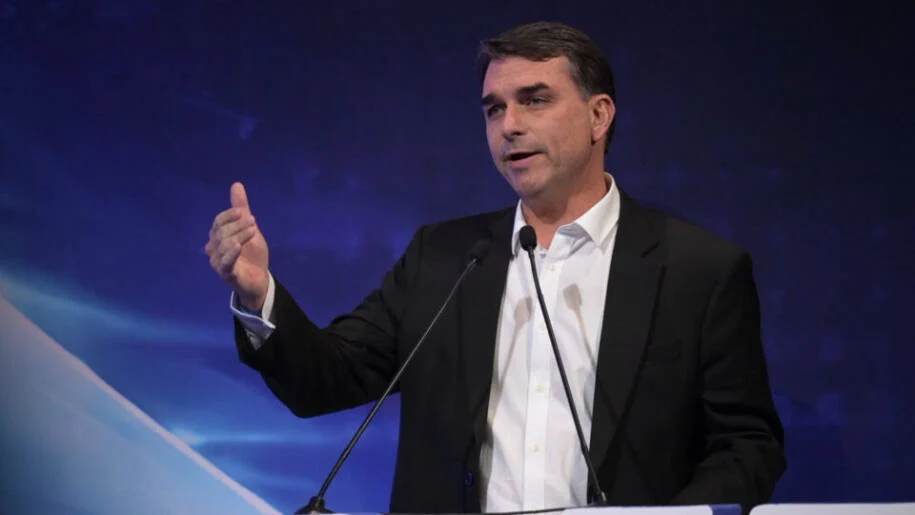 Flávio Bolsonaro promete reduzir impostos e critica governo Lula em evento da CNI