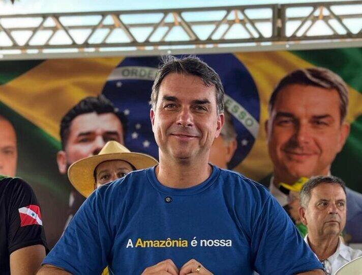 Flávio Bolsonaro promete revogar reforma tributária e acabar com reeleição