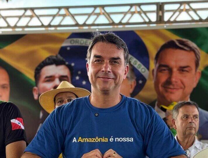 Flávio Bolsonaro promete revogar reforma tributária e acabar com reeleição