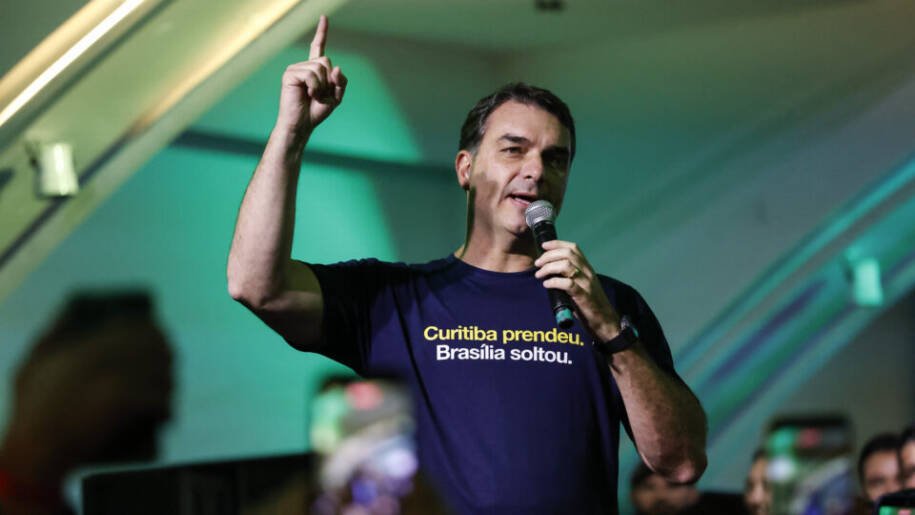 Flávio Bolsonaro usa camisetas estratégicas em pré-campanha e provoca reações