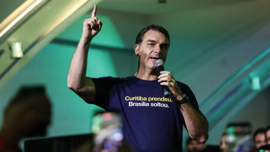 Flávio Bolsonaro usa camisetas estratégicas em pré-campanha e provoca reações