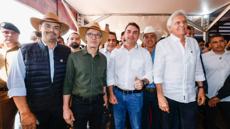 Flávio Bolsonaro, Zema e Caiado se unem em Belo Horizonte para enfrentar Lula