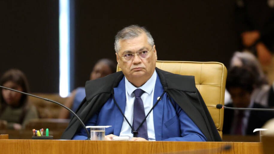 Flávio Dino impõe multa a estados por falta de transparência em emendas Pix