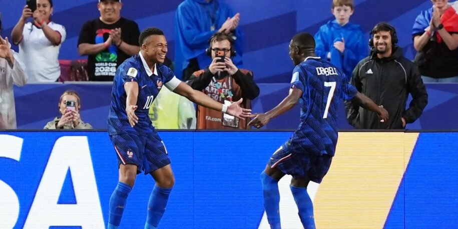 França de Mbappé derrota Iraque por 3 a 0 após pausa climática de mais de 2 horas