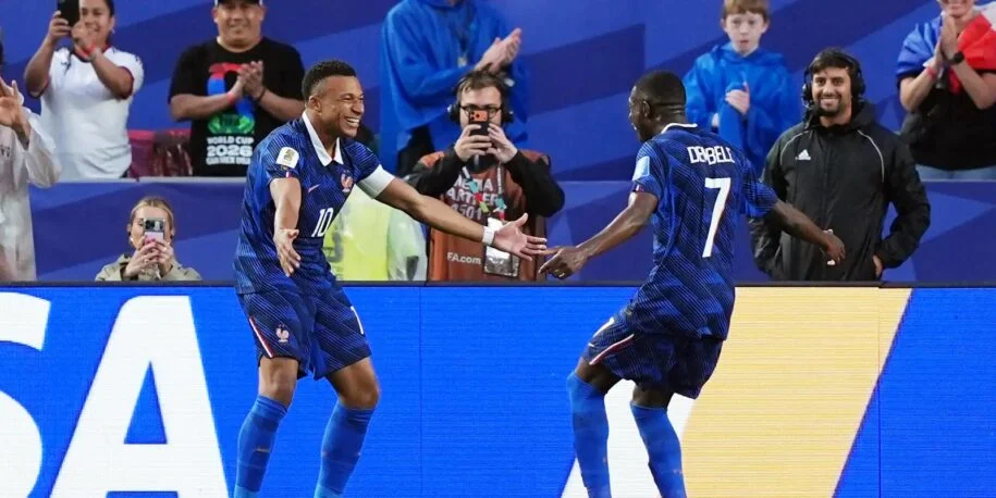 França de Mbappé derrota Iraque por 3 a 0 após pausa climática de mais de 2 horas