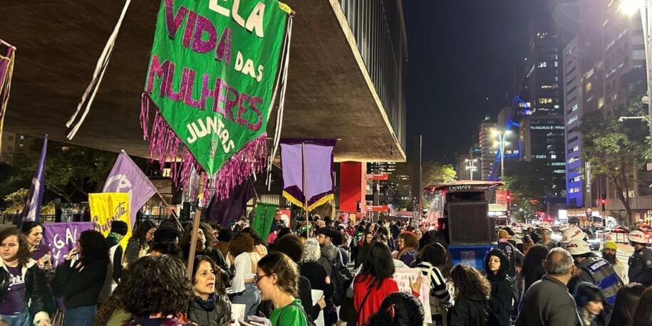 Frente Nacional contra a Criminalização das Mulheres protesta na Avenida Paulista