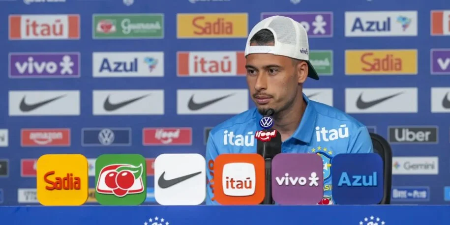 Gabriel Martinelli admite jogar na ponta direita e critica lesão de Raphinha