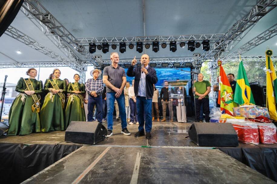 Governador Jorginho Mello anuncia R$ 4,6 milhões para Aurora em festa de aniversário