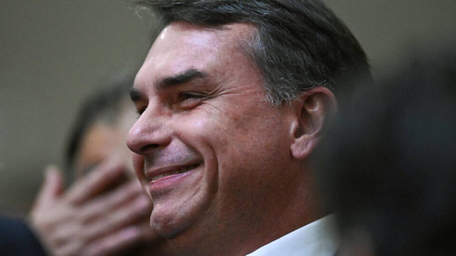 Governo brasileiro acusa Flávio Bolsonaro de sabotagem após tarifas dos EUA