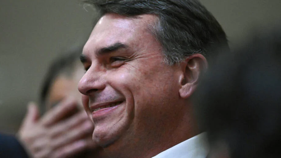 Governo brasileiro acusa Flávio Bolsonaro de sabotagem após tarifas dos EUA