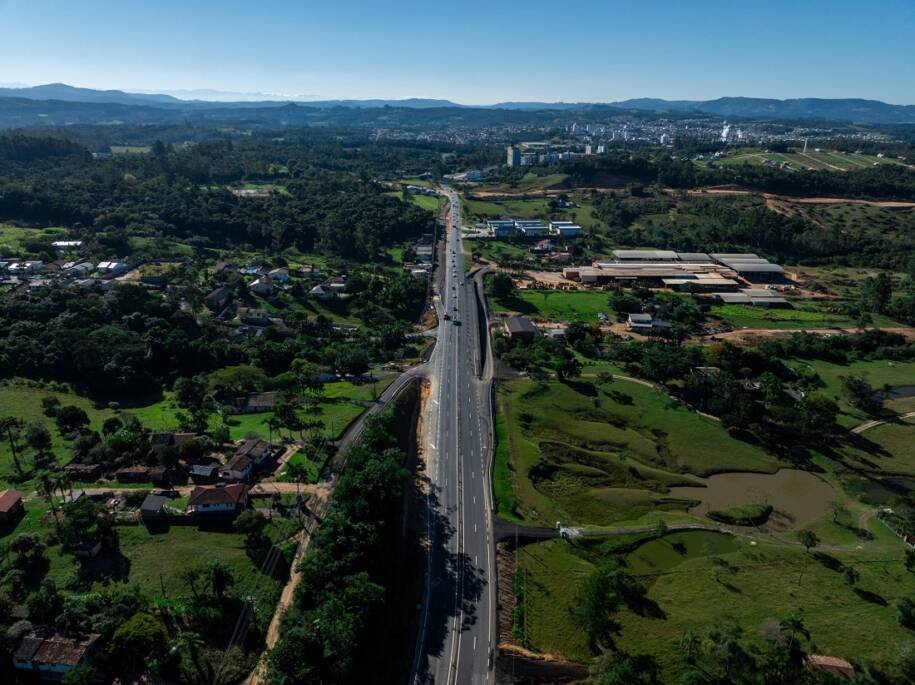 Governo de SC acelera duplicação da SC-108 e promete inauguração em 2026