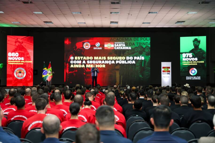 Governo de SC entrega 56 caminhões ao CBMSC e marca centenário com inovação