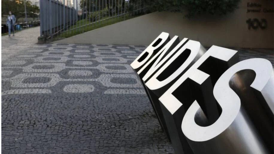 Governo Lula enfrenta déficit de R$ 53 bilhões após queda de repasses do BNDES