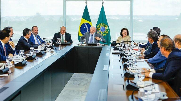 Governo Lula propõe elevar mistura de etanol para 32% e reduzir importações