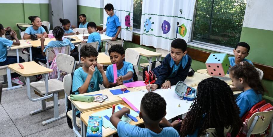 Governo sanciona novo piso salarial de R$ 5,1 mil e amplia direitos de professores