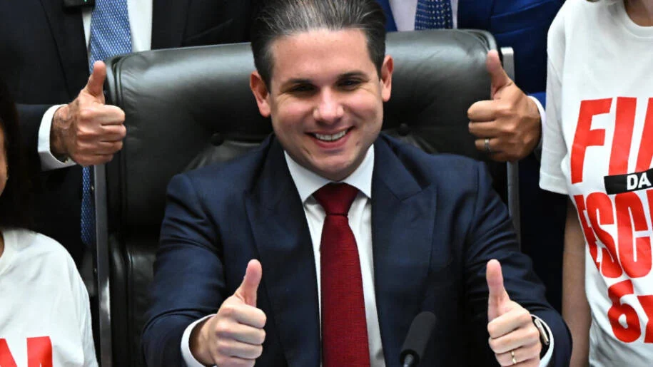 Hugo Motta confirma viagem a Portugal custeada por Daniel Vorcaro e gera polêmica