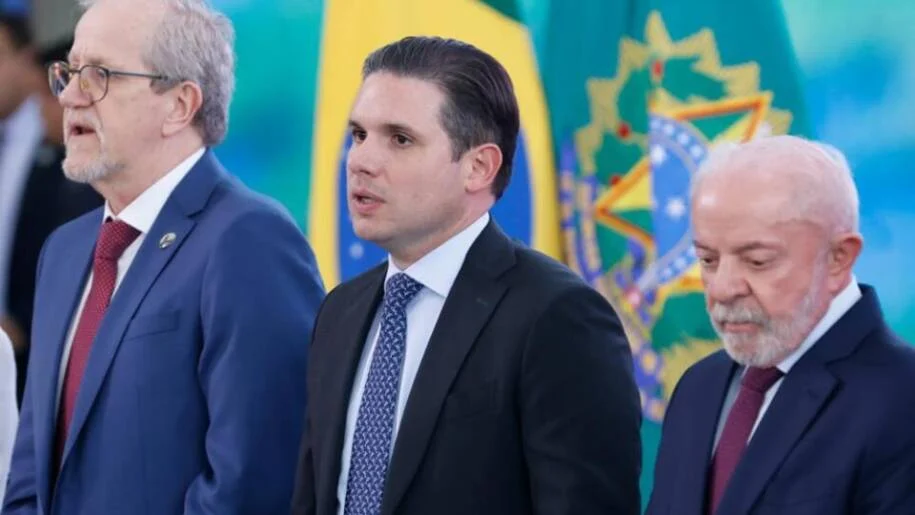 Hugo Motta recebe projeto de Lula que aumenta teto do MEI e gera expectativa