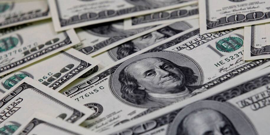 Ibovespa despenca 2,22% e dólar ultrapassa R$ 5,06 em meio a tensões globais