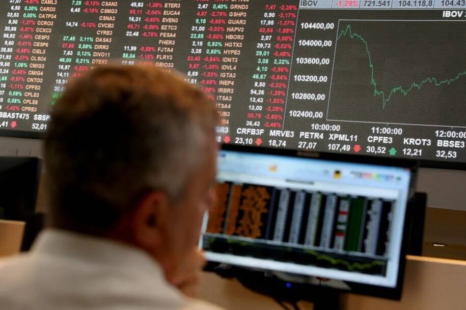 Ibovespa oscila e termina estável; Santander e Itaú têm reações opostas