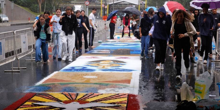 Instituto Marielle Franco e fiéis criam tapetes de Corpus Christi no Rio apesar da chuva
