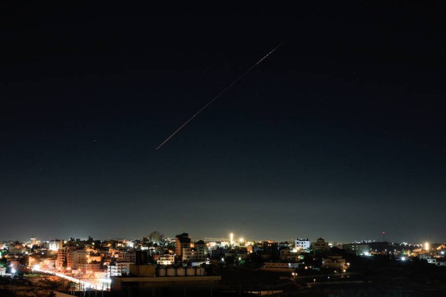 Irã ataca Israel com mísseis e promete retaliação após cessar-fogo quebrado