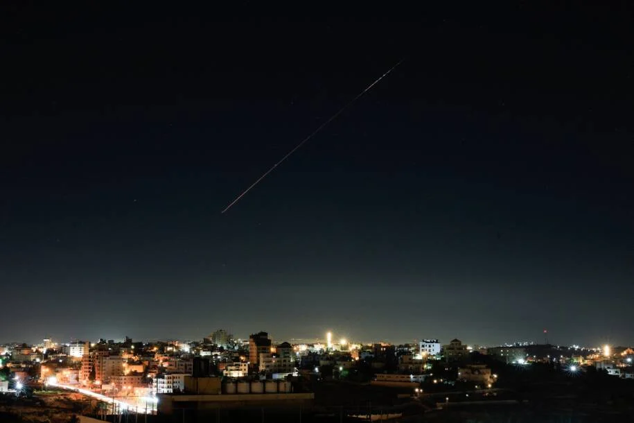 Irã ataca Israel com mísseis e promete retaliação após cessar-fogo quebrado
