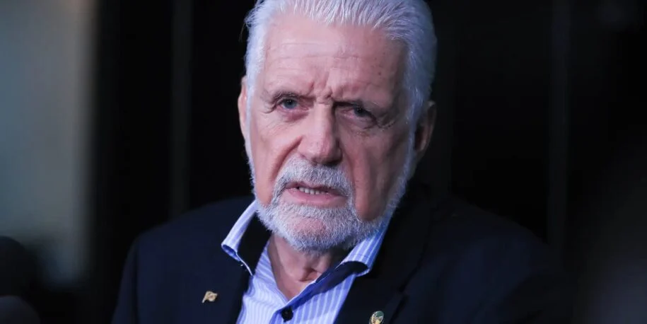 Jaques Wagner deixa liderança do governo no Senado após reunião com Lula