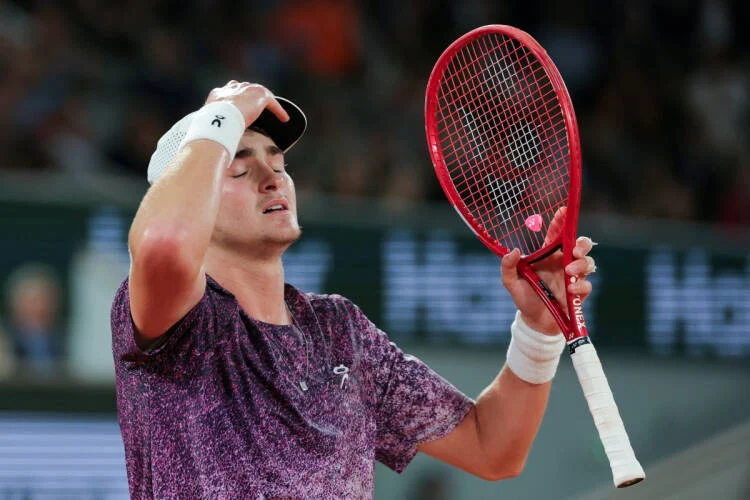 João Fonseca é eliminado nas quartas de Roland Garros por Jakub Menšik em 3 sets