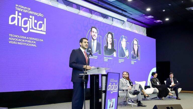 Jorge Messias alerta sobre riscos da concentração de poder digital no Brasil