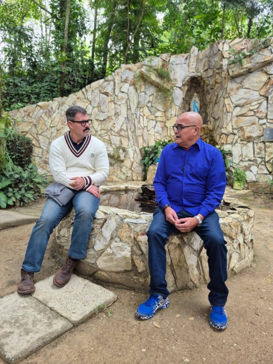 Juliano Cazarré grava série sobre Padre Léo na Comunidade Bethânia e emociona
