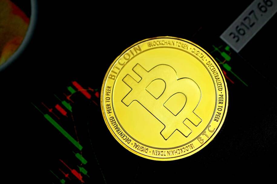 Kevin Warsh assume o Fed e Bitcoin recua para US$ 64.525 em meio a incertezas
