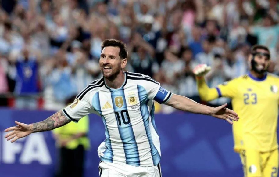 Lionel Messi conquista recorde e se destaca com seis emblemas na camisa