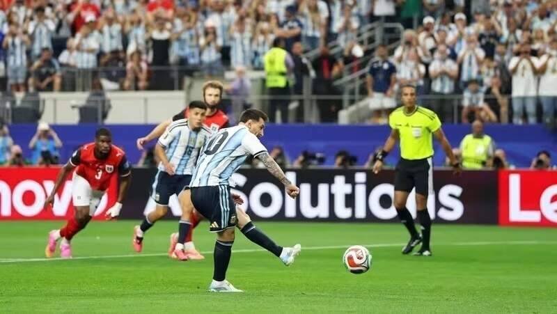 Lionel Messi perde terceiro pênalti e entra para a história negativa da Copa