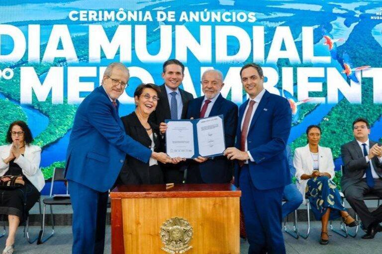 Lula assina decretos e projetos para proteger o meio ambiente e ampliar áreas verdes