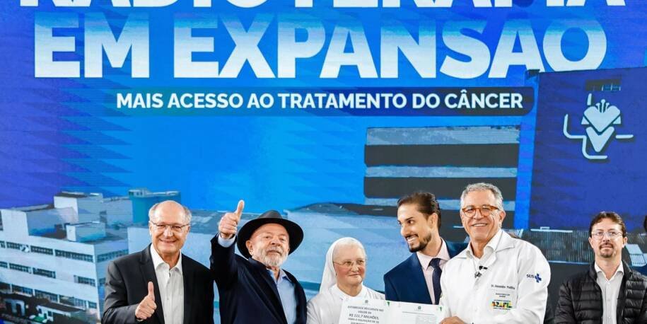 Lula entrega acelerador linear e transforma tratamento de câncer em SP