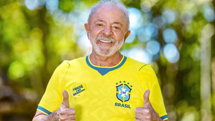 Lula exibe camisa da seleção e critica EUA em meio à Copa do Mundo