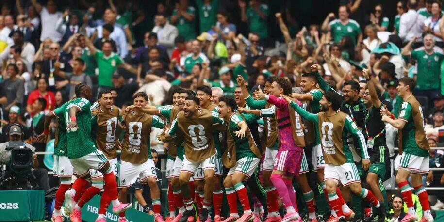 México derrota África do Sul por 2 a 0 e estreia com três expulsões na Copa