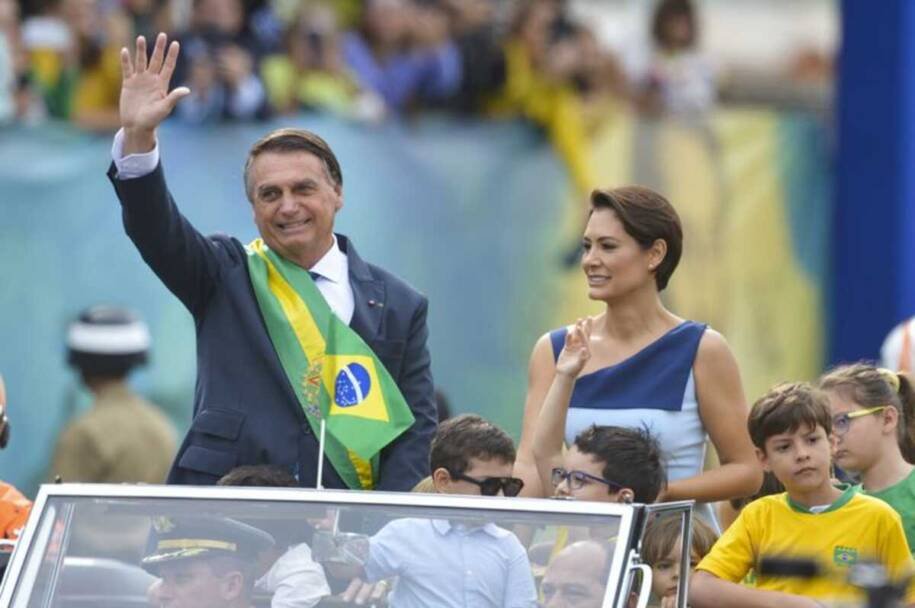 Michelle Bolsonaro expõe humilhações e Flávio responde em nova crise familiar