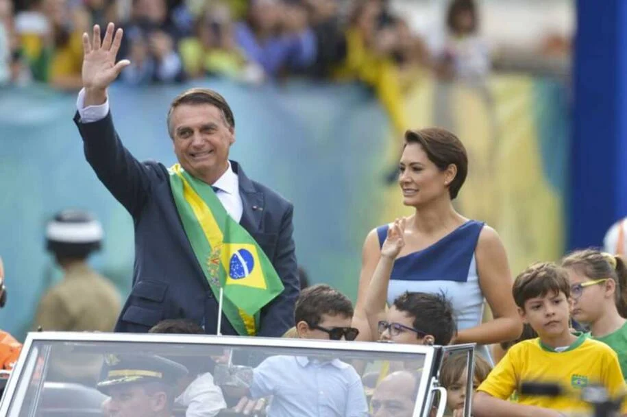 Michelle Bolsonaro expõe humilhações e Flávio responde em nova crise familiar