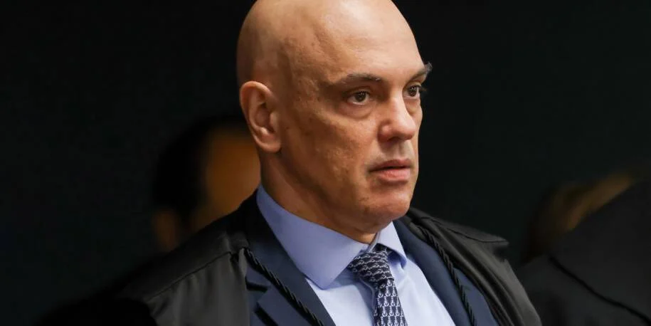 Ministro Alexandre de Moraes condena Eduardo Bolsonaro por coação em processo