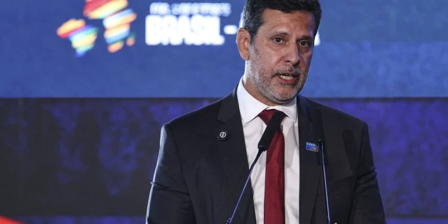 Ministro da Educação Leonardo Barchini anuncia queda histórica do analfabetismo no Brasil