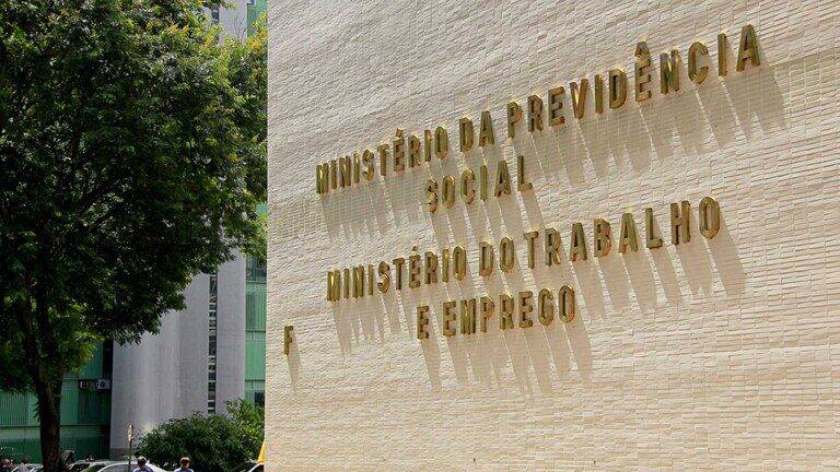 Ministro Luiz Marinho assina Pacto pelo Trabalho Decente em Grandes Eventos