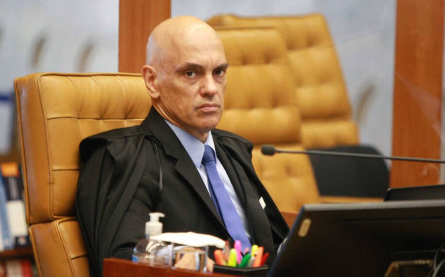 Moraes autoriza visita de Flávio e família a Bolsonaro em prisão domiciliar