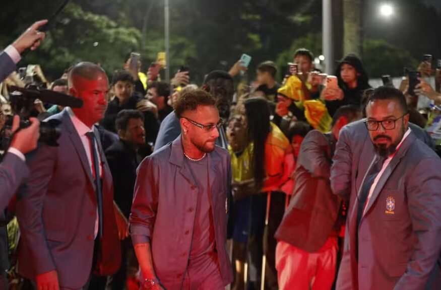Neymar encanta torcedores antes de embarque da Seleção para os EUA